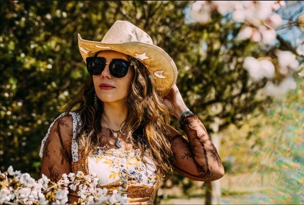 👒قبعة رعاة البقر من القش بتصميم منشوري من Suncatcher
