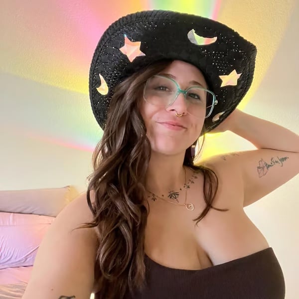 👒قبعة رعاة البقر من القش بتصميم منشوري من Suncatcher