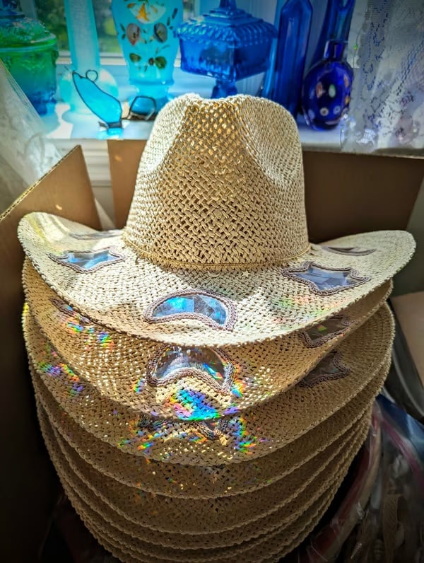 👒قبعة رعاة البقر من القش بتصميم منشوري من Suncatcher