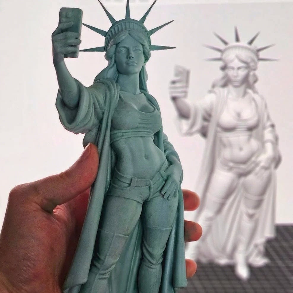 ✨Statue of Liberty Selfie Figurine – 250th Anniversary Commemorative Edition