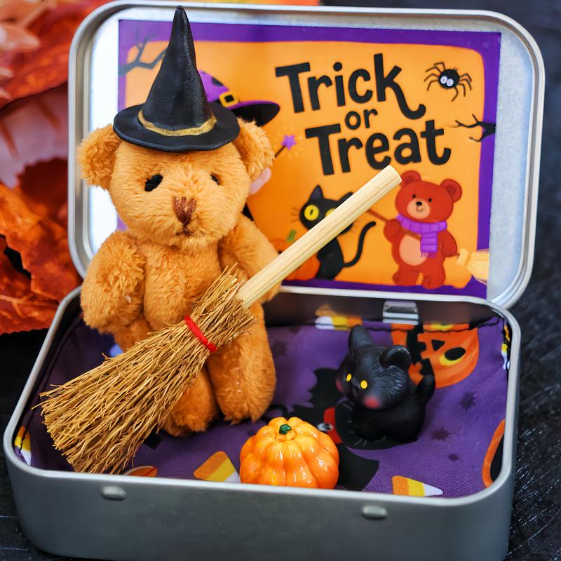 🎃🧸Süßer Halloween-Teddybär in einer Schachtel mit Zauberhut, Decke, Besen, Kürbis und Katze🌟👻