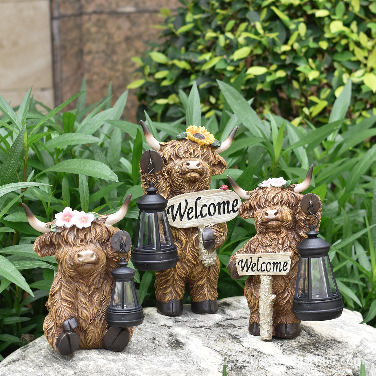 Solar-Powered Highland Cow Lamp for Yard & Garden Decor